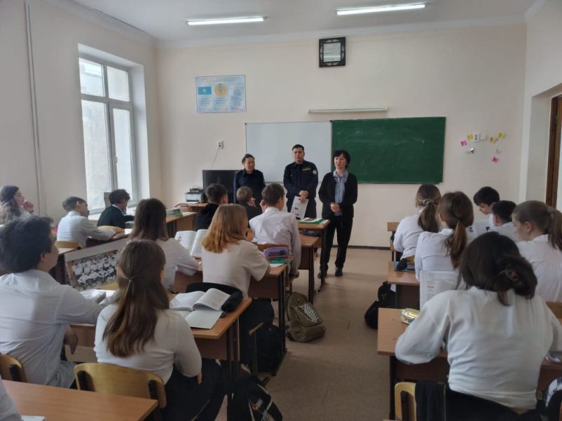 Правила поведения вблизи железной дороги объяснили учащимся в Астане