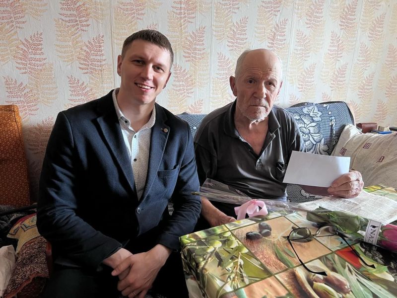 Пятерых тружеников тыла навестили сотрудники актауского порта
