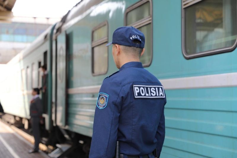 Пойыздағы адамдардың мазасын алған мас жолаушы айыппұл арқалады