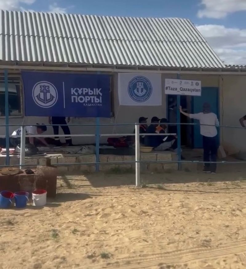 Субботник провели сотрудники порта Курык на территории некрополя «Масат-ата»