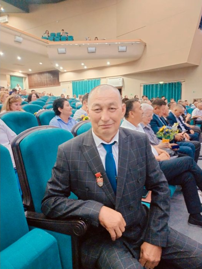 Осмотрщик вагонов получил знак «Почетный железнодорожник» в Екибастузе