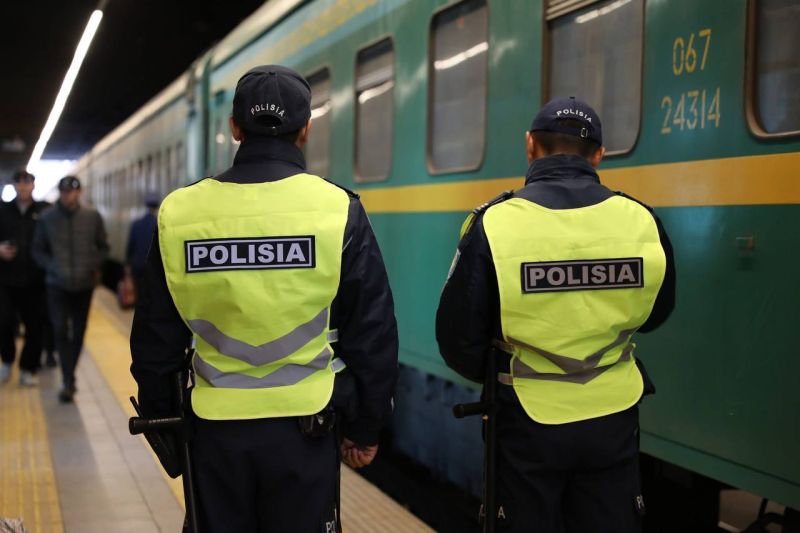 Көлік полицейлері вокзалда ұсақ бұзақылық жасаған төрт адамды ұстады