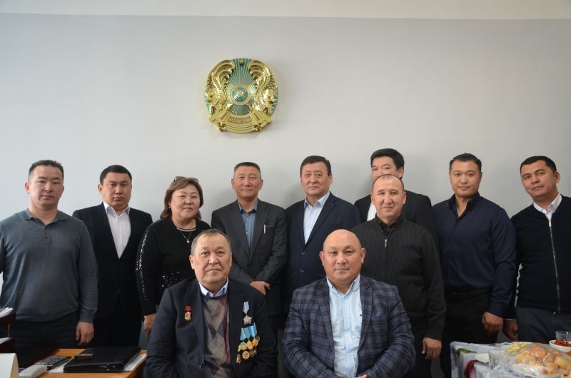 Начальника Алматинской материально-технической базы Аскара Кукузова проводили на пенсию