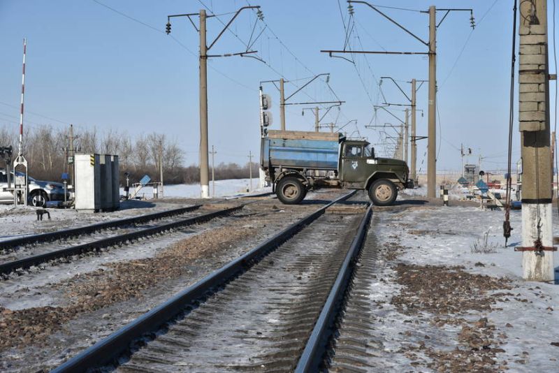 Соблюдать осторожность на железнодорожных переездах призывают водителей в КТЖ
