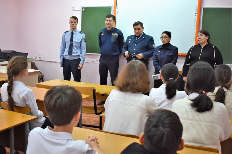 Профилактическую работу со школьниками продолжают вести железнодорожники в Уральске