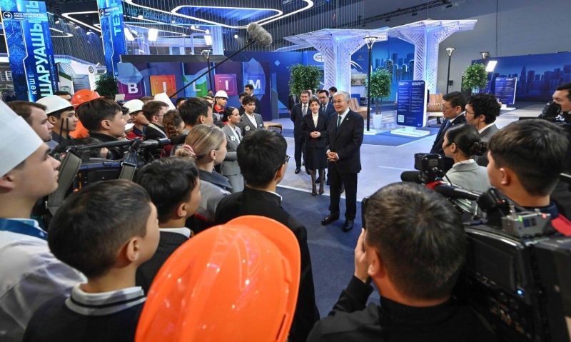 Глава государства посетил фестиваль «Город рабочих профессий»