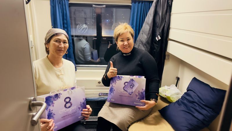 Более тысячи пассажирок поездов КТЖ получили подарки на 8 марта