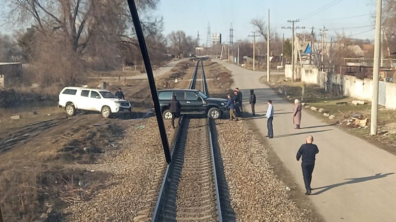 Джип преградил путь пассажирскому поезду на перегоне Медеу – Жетісу
