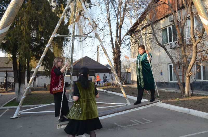 Традиционные казахские обряды представили железнодорожники во время празднования Наурыз мейрамы в Алматы