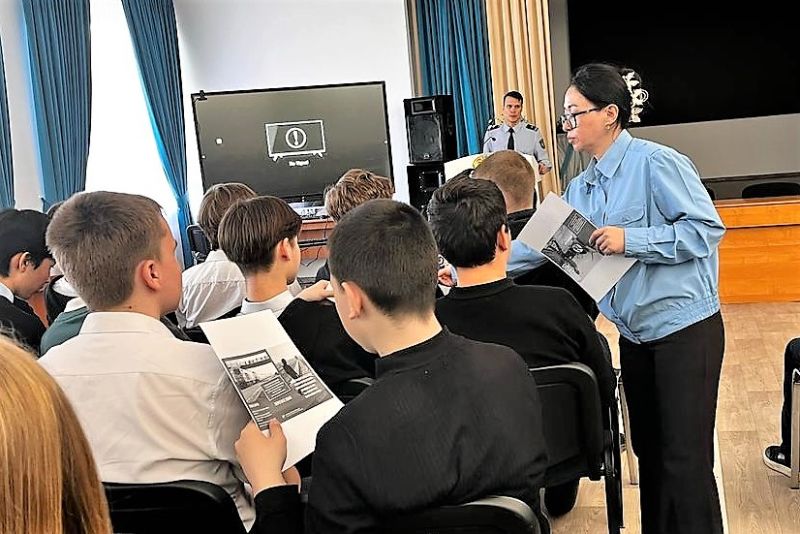 Железнодорожники и полицейские продолжают вести профилактические беседы с уральскими школьниками