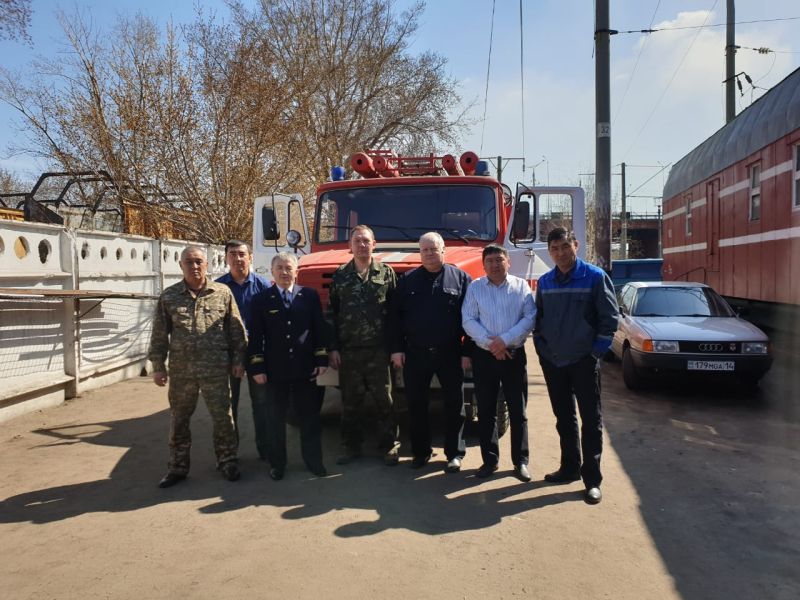 Замначальника противопожарной службы Многофункционального центра обслуживания Игоря Аржаных проводили на пенсию в Павлодаре