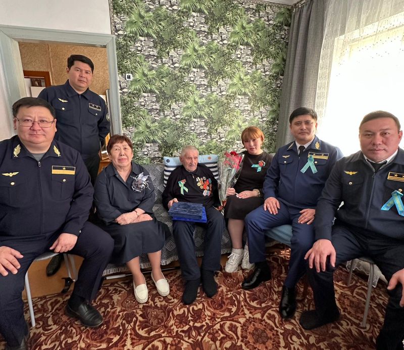 Павлодарские железнодорожники поздравили ветерана Великой Отечественной войны Василия Григораша
