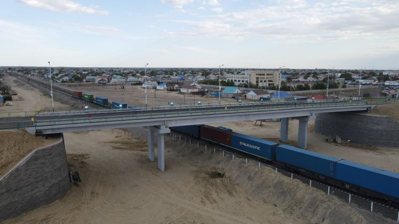 Аралда теміржол өткеліне көпір салынды