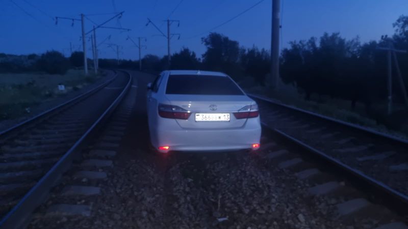 Водитель бросил авто на железнодорожных путях в Туркестанской области