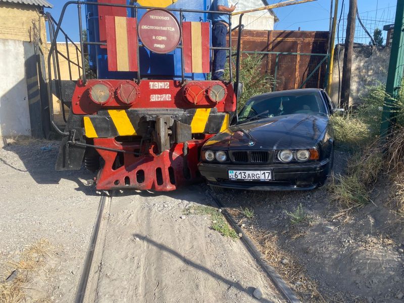 Водитель автомобиля врезался в маневровый тепловоз на станции Шымкент