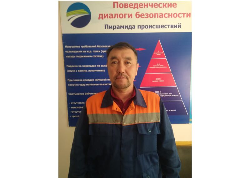 Осмотрщик вагонов модернизировал специальный молоток в Усть-Каменогорске