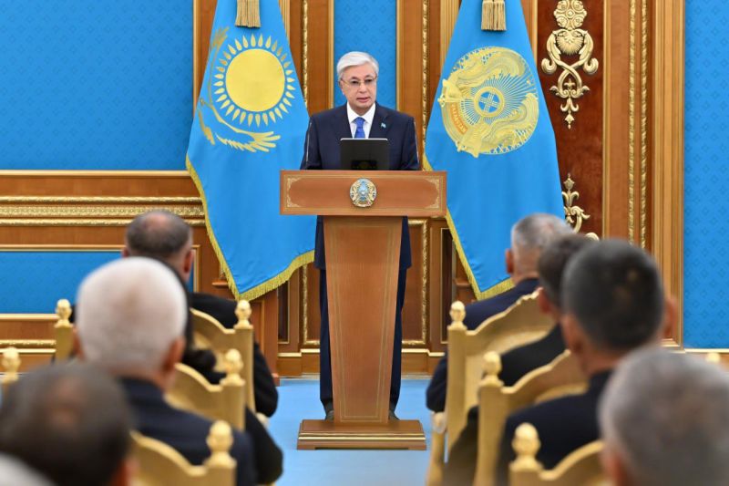 Глава государства поздравил работников транспорта