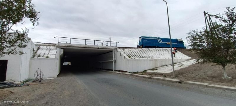 Автомобильный мост под железнодорожными путями обновили на станции Достык