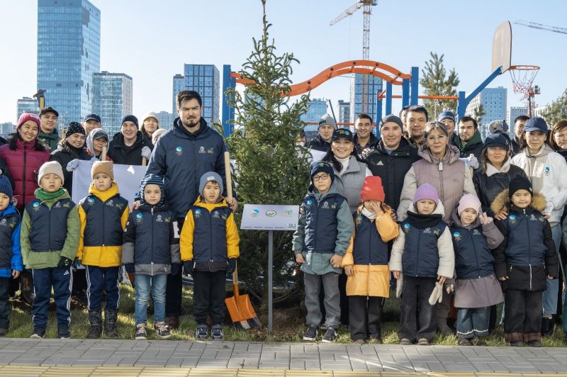 Железнодорожники вместе с первоклассниками высадили 250 деревьев у школы №117 в Астане