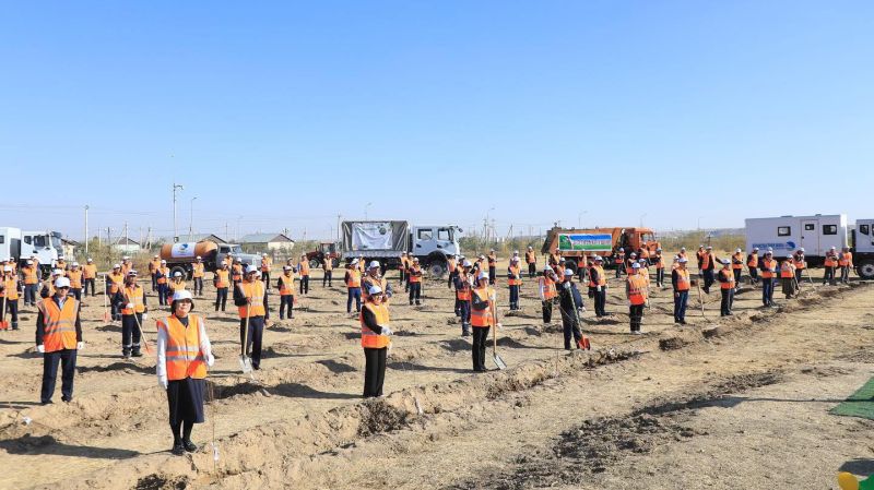 «Таза Қазақстан»: Арыстық теміржолшылар 120 түп ағаш отырғызды