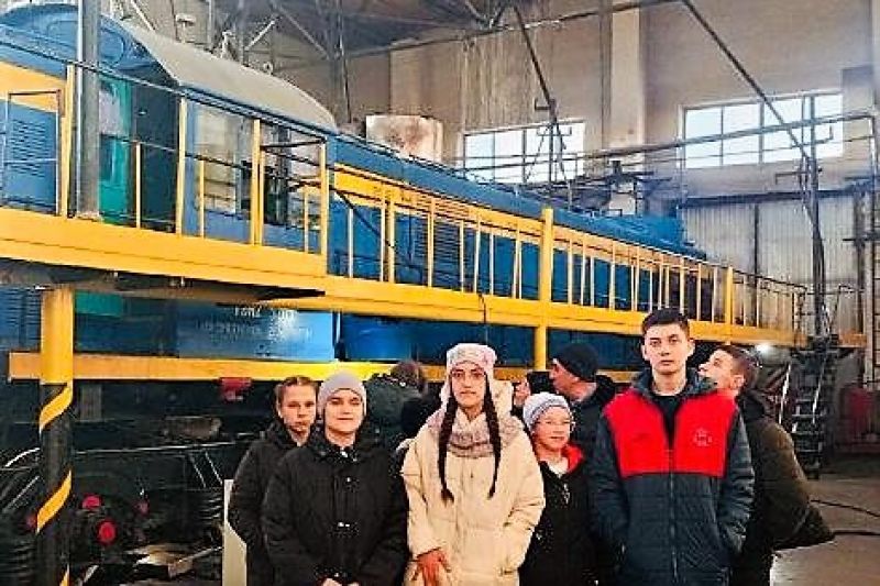 Илецкие железнодорожники показали воспитанникам детского дома работу депо и локомотивов