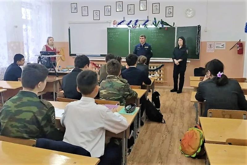 Илецкие железнодорожники обучают школьников безопасному поведению у путей