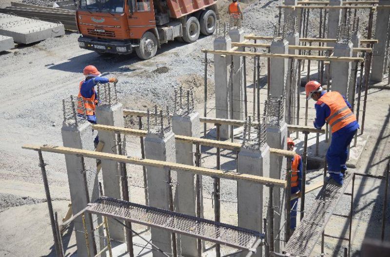 Тараз қаласында темір жол үстінен өтетін көпір құрылысы жүріп жатыр