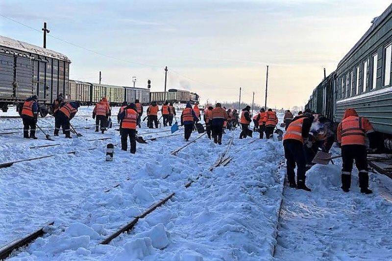 Илецкие железнодорожники вывезли более 28 тыс. кубометров снега