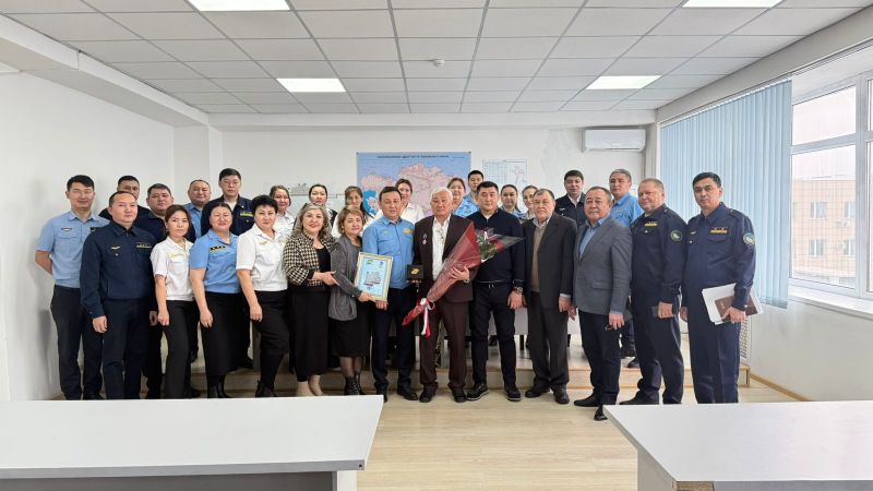 Начальник отдела по перевозочному процессу РЦУП-2 Нурлан Байзаков отмечает 60-летний юбилей