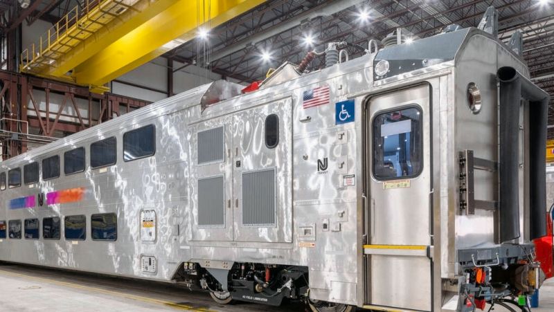 Alstom компаниясы NJ Transit үшін алғашқы Multilevel III екі қабатты моторлы вагонын жеткізді