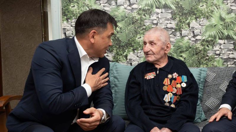 Талгат Алдыбергенов поздравил 100-летнего ветерана-железнодорожника с Днем защитника Отечества и Днем Победы