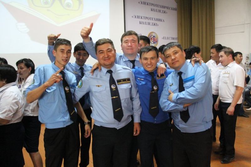 Семей жүк тасымалы бөлімшесіне қарасты Аягөз станциясының жастары ерлеп тұр