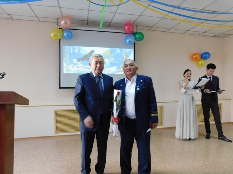 Вручили нагрудный знак «Адал еңбегі үшін»