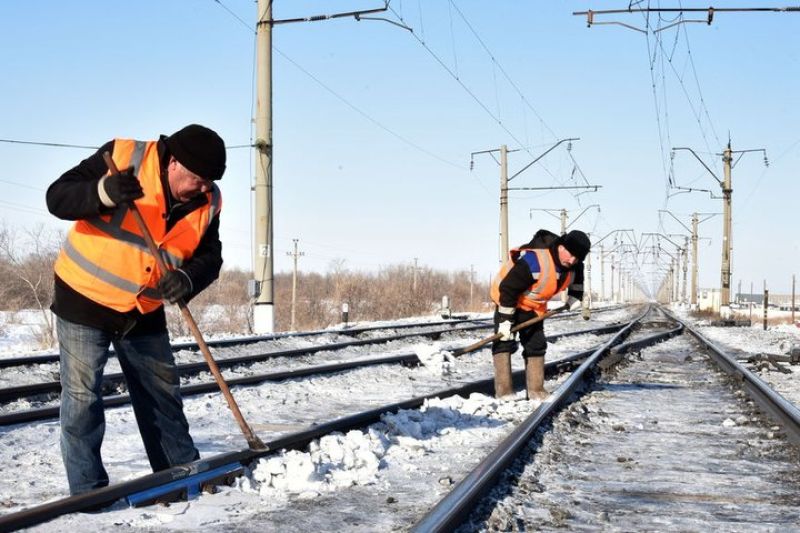 Железнодорожники очистили пути для обеспечения движения поездов