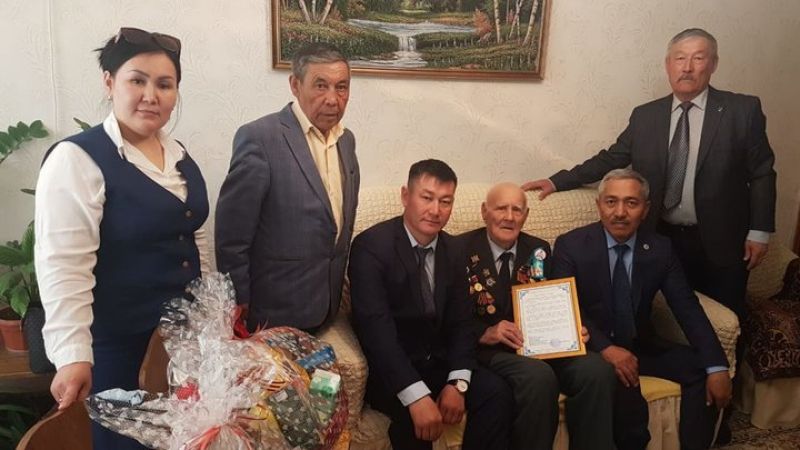 Ақтөбелік теміржолшылар 102 жастағы майдангерді Жеңіс күнімен құттықтады