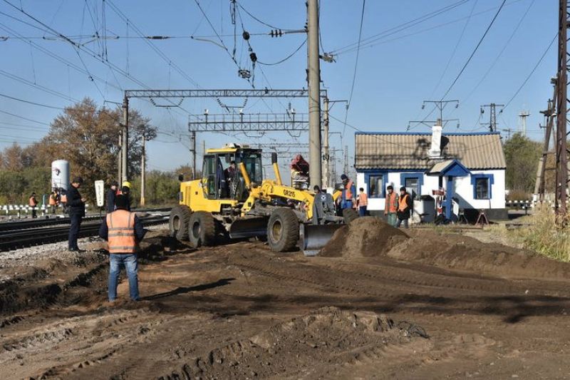 Наплавочный трактор восстанавливает пути