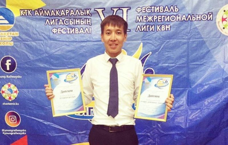Молодой электромеханик на железной дороге