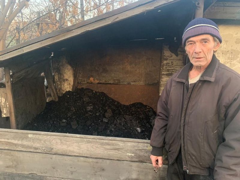 Волонтеры Караганды обеспечили углем ветеранов ВОВ