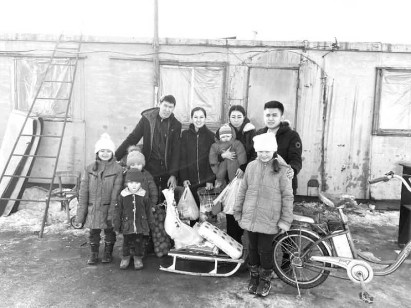 Мать с пятью детьми живет в вагончике в Алматинской области