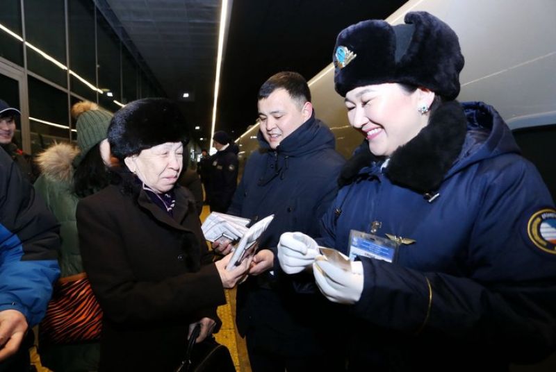Жүрдек пойыз барлық әйел жолаушыға сыйлық таратты