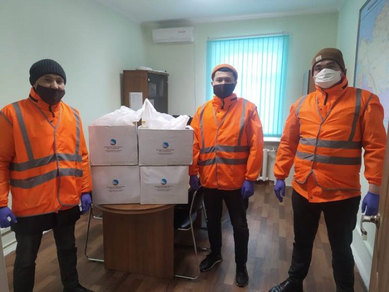 Бесконтактная доставка продуктов от работников станции Нур-Султан