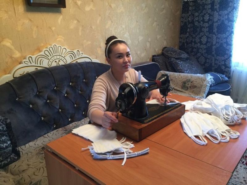300-ден астам маска тігіп, теміржолшыларға тегін таратты