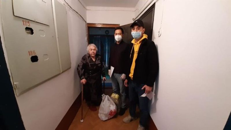 94-летняя труженица тыла передала свои очерки о войне волонтерам