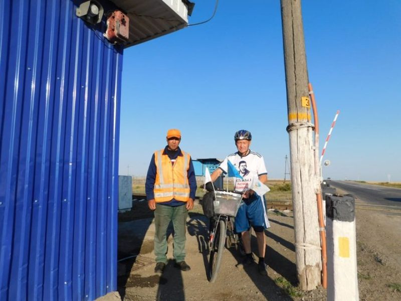 Ақтөбелік ардагер теміржолшы Абай ауылына велосипедпен барды