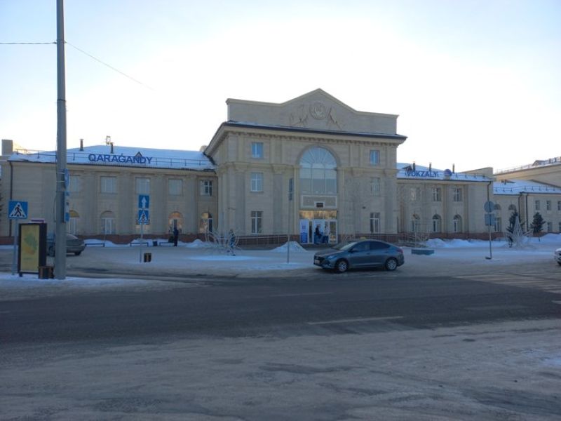 Территорию вокзала Караганды очистили от снега