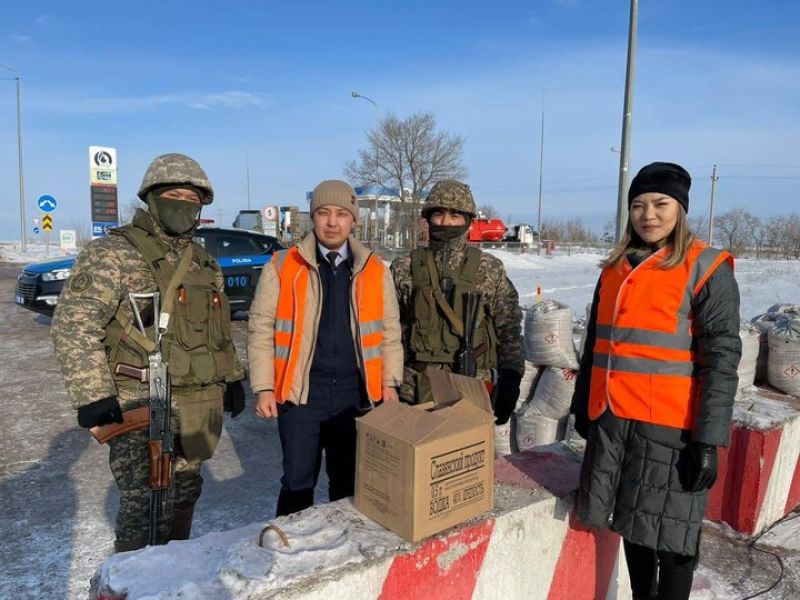 В Караганде железнодорожники организовали горячее питание полицейским и военным