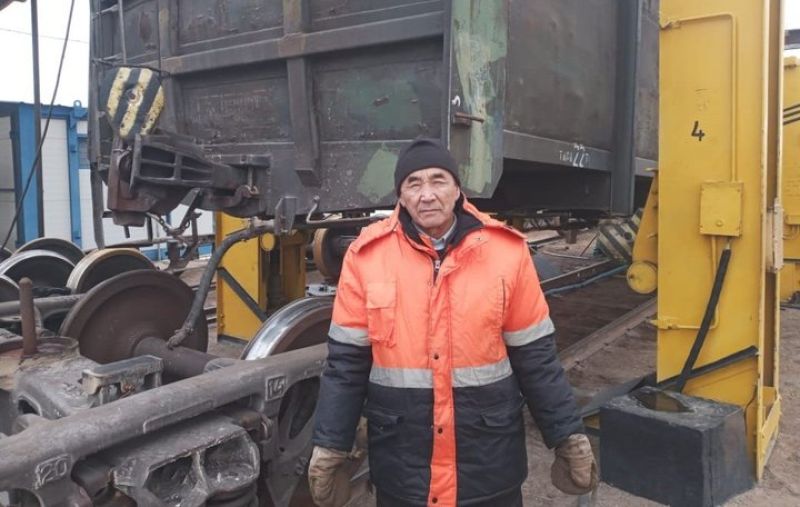 40 жылдық тәжірибесі бар маңғыстаулық вагон қараушы аса қауіпті 2 ақауды анықтады