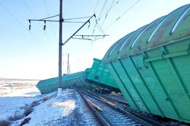 Науалыда астық тиеген пойыз аударылды