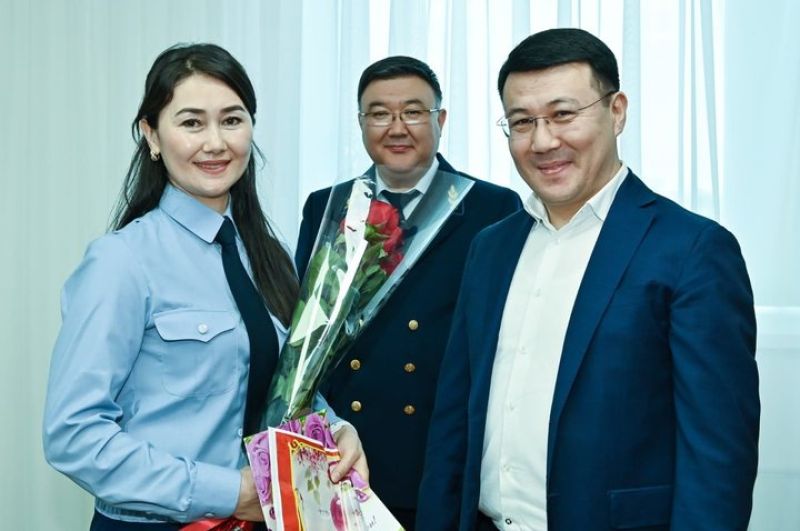 Женщины на железной дороге: поезда на ходу остановят, в пандемию маски всем шьют