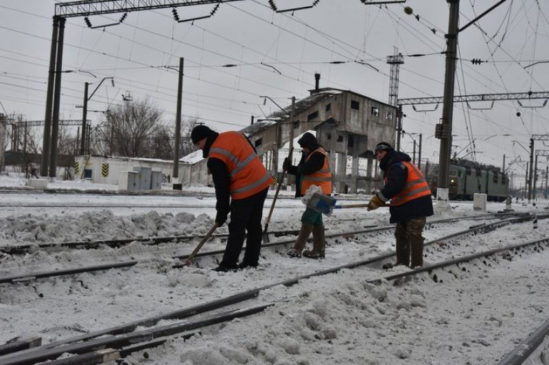 Более 3,8 км пути очистили от снега железнодорожники в конце марта